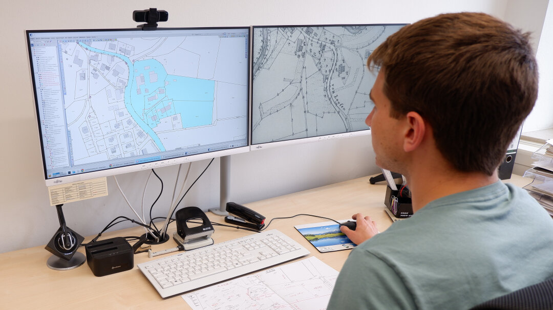 Person arbeitet im Büro an einem Schreibtisch