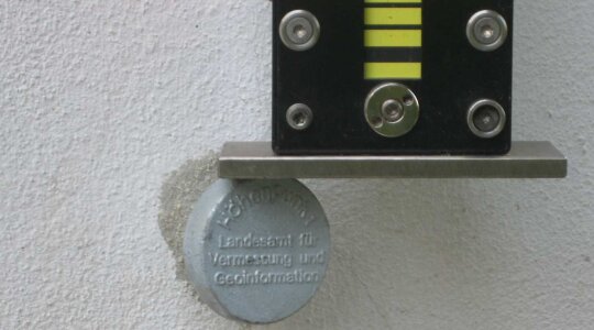 digitale Nivellierlatte auf Höhenfestpunkt mit amtlicher Inschrift des LDBV