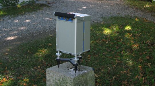 Gravimeter über Trigonometrischem Punkt auf Wiese